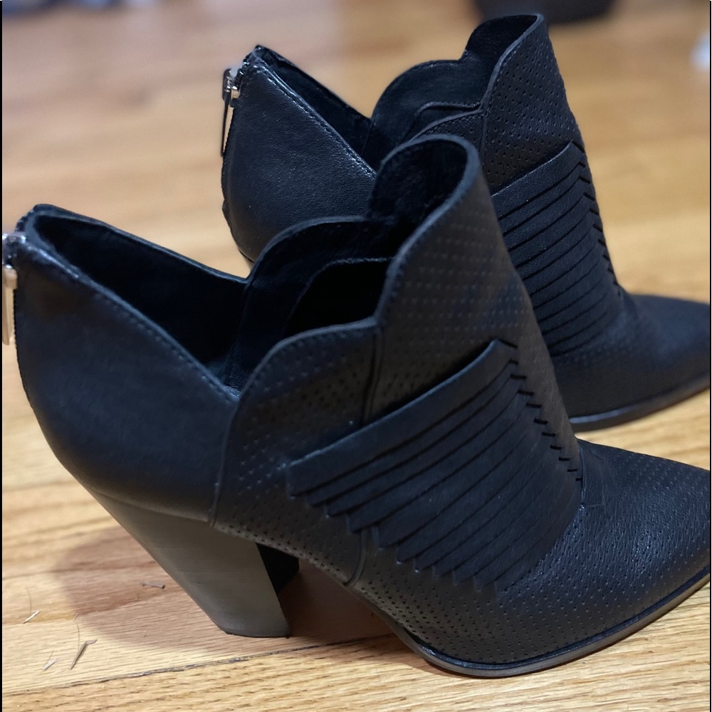 Vince Camuto short boots/shoes black